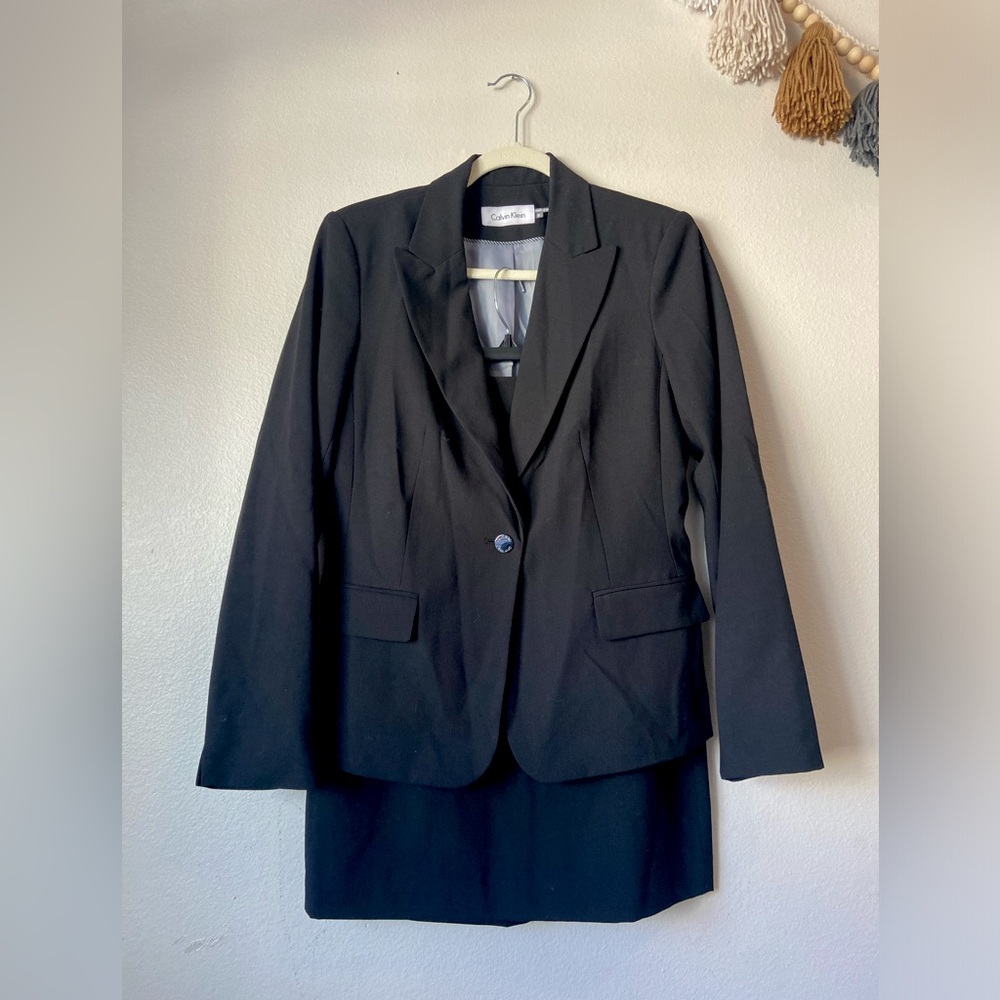 Calvin Klein Womens Black 2pc Skirt Suit with One Button Blazer size 8